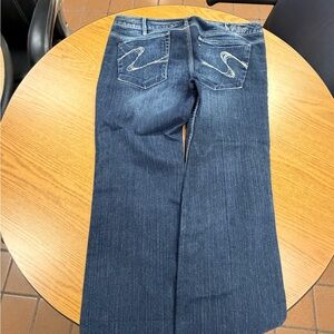 Silver Jeans Women's Santori Dark Blue Capri jeans.
Inseam is 24.5”